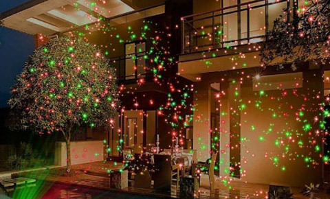 Как прекрасно созерцать звездное небо находясь в своей комнате, тем самым погружаясь в глубины мечты.