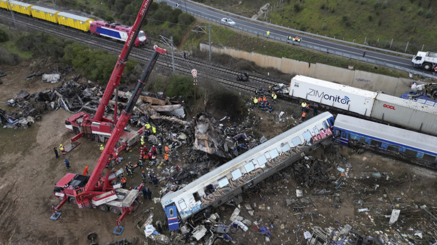 Министр транспорта Греции ушел в отставку, начальник станции арестован после лобового крушения поезда, погибли 57 человек