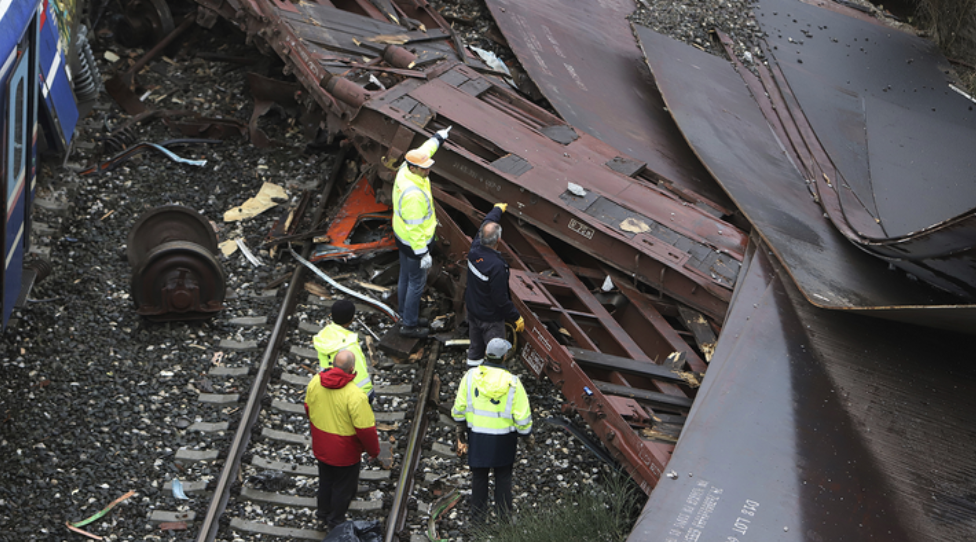 Министр транспорта Греции ушел в отставку, начальник станции арестован после лобового крушения поезда, погибли 57 человек