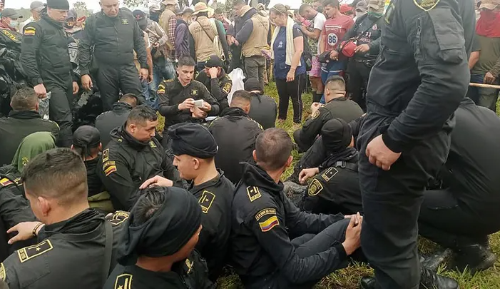 Нефтяные протесты обернулись смертельным исходом: 79 полицейских взяты в заложники, 2 человека убиты