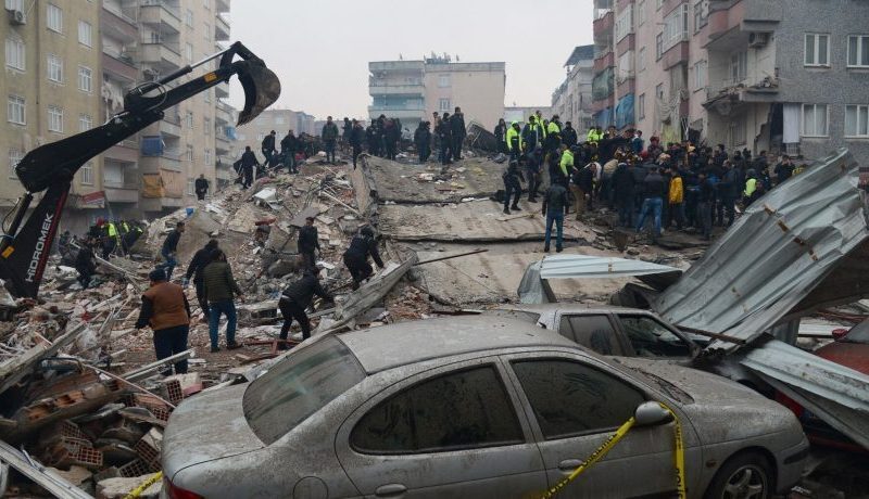 Дом ушел под землю на 2,5 метра, женщина спустила детей с балкона с помощью проводов