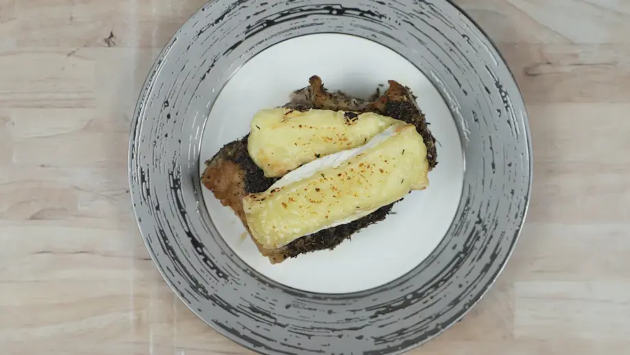 Свиные отбивные с сыром бри