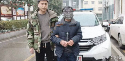 В Китае мужик прятался в пещере 14 лет после ограбления заправки.