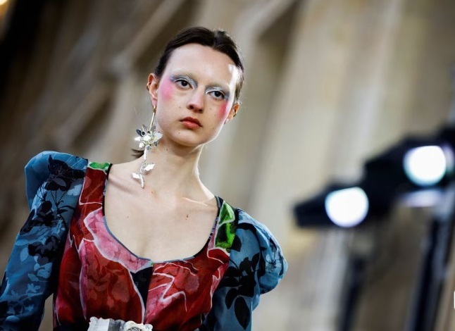 Дом моды Вивьен Вествуд отдает дань памяти покойному основателю в парижском показе