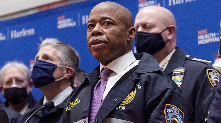 Компании Нью-Йорка призывают требовать от клиентов снимать маски на фоне всплеска преступности: "Будьте бдительны!"