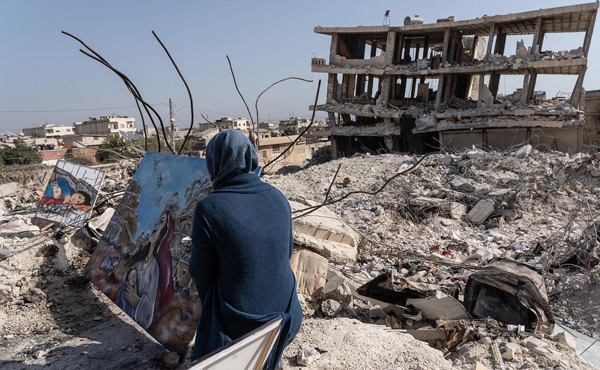 Дом ушел под землю на 2,5 метра, женщина спустила детей с балкона с помощью проводов