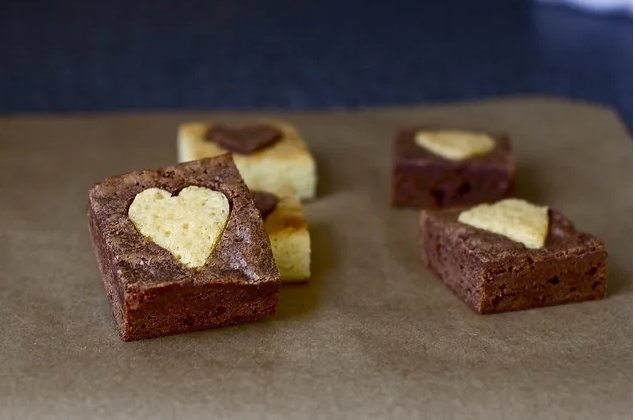 Белые и темные пирожные с сердцем