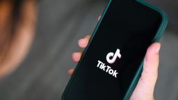 ЕС запрещает использование TikTok на официальных устройствах.
