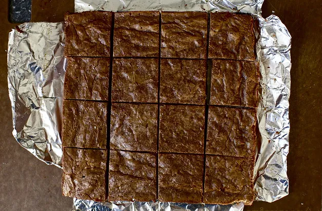 Белые и темные пирожные с сердцем