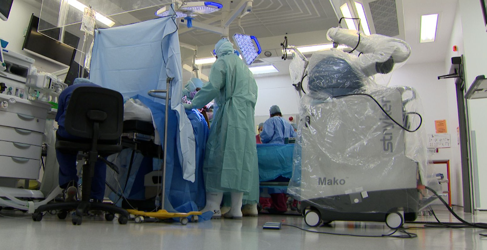 «Это означает, что каждый день — лучший день в хирургии»: роботизированная рука помогает при замене коленного сустава.