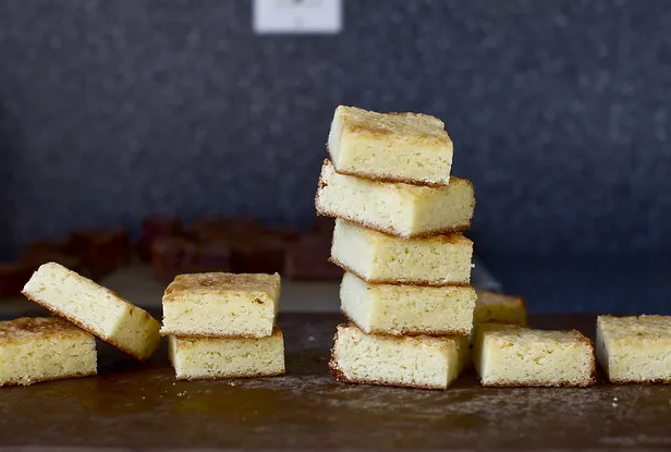 Белые и темные пирожные с сердцем