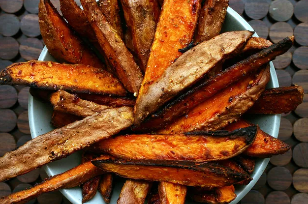 Дольки острого сладкого картофеля