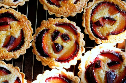 Сливово-миндальный пирог