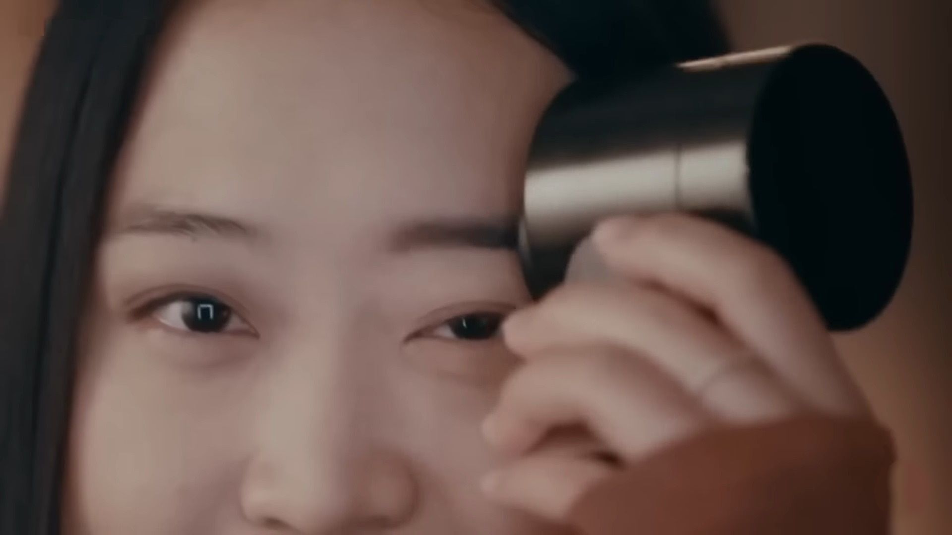 Лореаль представила на CS новую технологию создания бровей