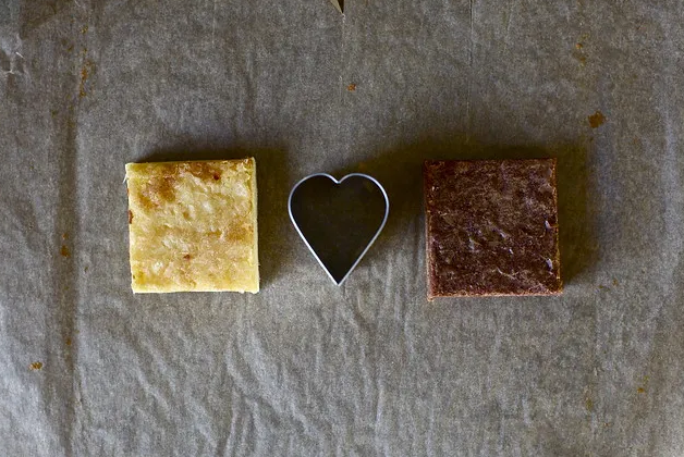 Белые и темные пирожные с сердцем