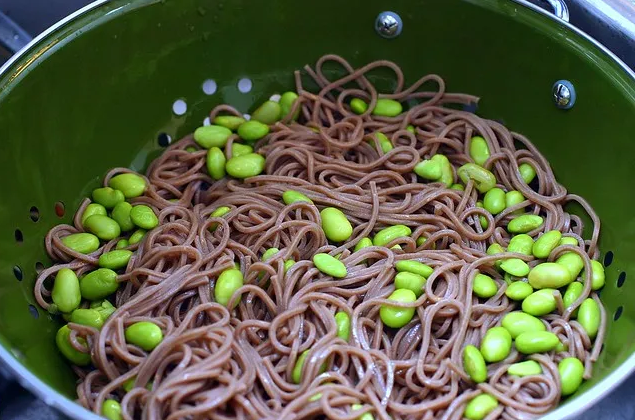 Острая лапша соба с шиитаке