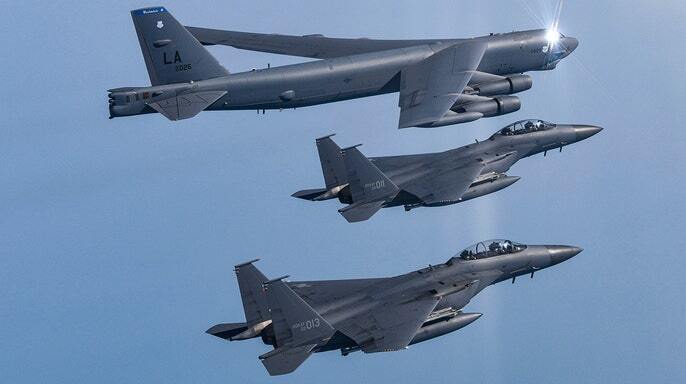 Северная Корея угрожает принять меры после полета американского бомбардировщика B-52 с ядерным оружием над Корейским полуостровом