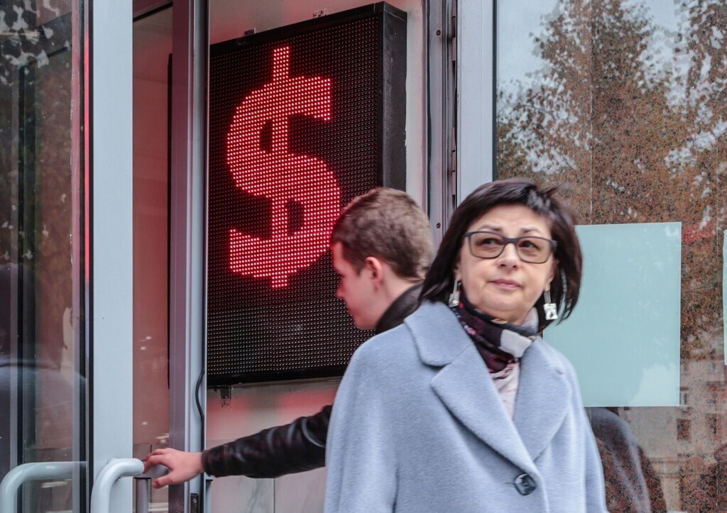 Доллар по 200: когда обещают такой курс и как спасти рубли