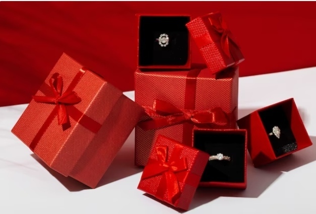 Дарёному коню в зубы не смотрят? О каких подарках на 8 марта в 2023 году женщины мечтают, а какие - считают самыми ужасными...