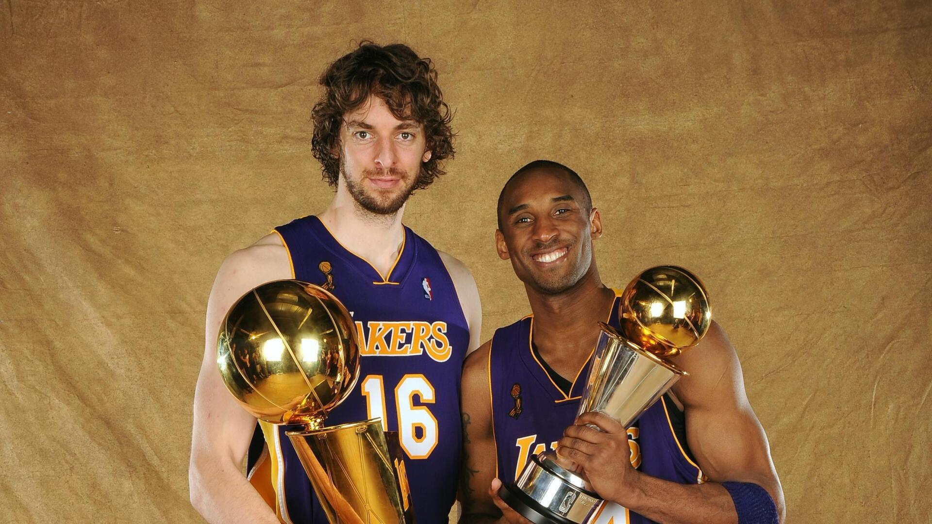 НБА. Пау Газоль и Коби Брайант сформировали неразрывную связь на пути к двум титулам подряд.