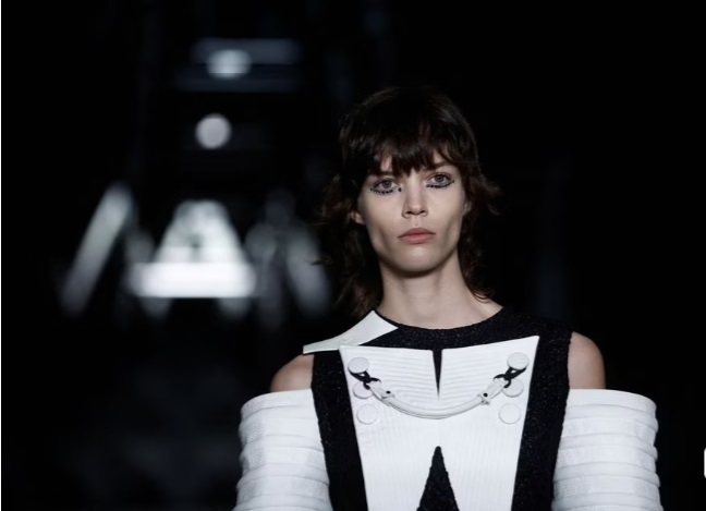 Louis Vuitton демонстрирует игривый, французский стиль в музее д'Орсэ в Париже