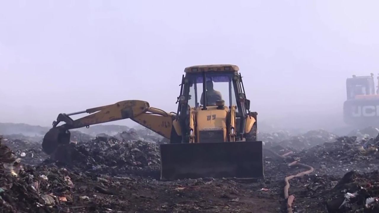 Одна из мусорных гор Индии снова горит, и жители задыхаются от ее токсичных испарений ~