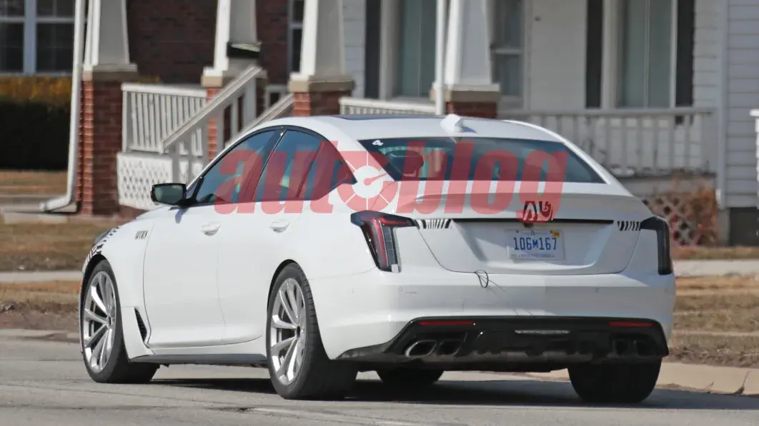 Модель Cadillac CT5-V Blackwing 2024 года демонстрируют агрессивный вид.