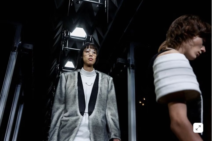 Louis Vuitton демонстрирует игривый, французский стиль в музее д'Орсэ в Париже