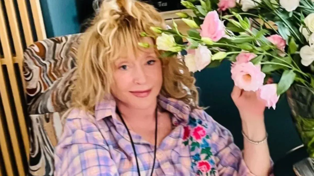 «Привет всем!»: Алла Пугачева обратилась к россиянам в центре Москвы, заявив о том, что они должны быть «добрыми, честными и порядочными»