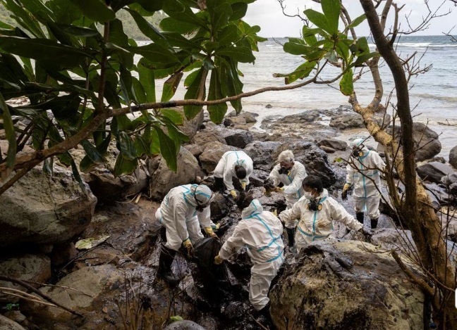 С ведрами и кружками жители Филиппин убирают разлив нефти