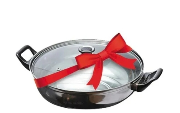 Дарёному коню в зубы не смотрят? О каких подарках на 8 марта в 2023 году женщины мечтают, а какие - считают самыми ужасными...