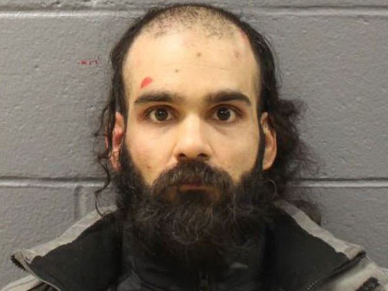 Как пассажиры объединились, чтобы задержать человека, который пытался ударить экипаж ложкой на рейсе United Airlines