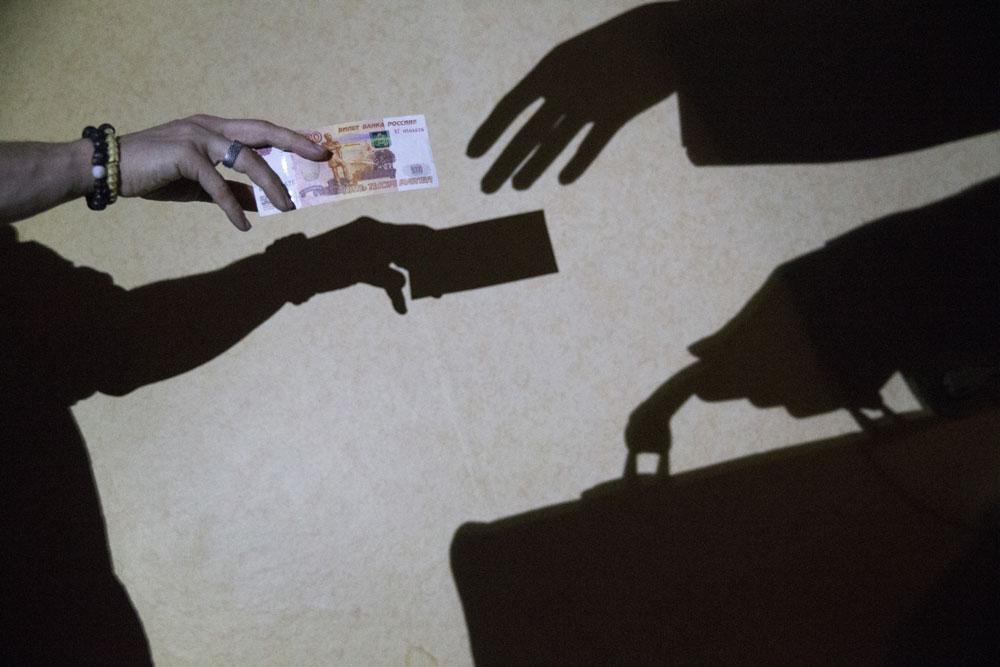 Пристав с экс-коллегой юристом попытались оградить должника от расплаты, но пришлось отвечать по закону