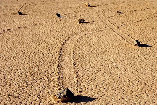 Движущиеся камни в Долине Смерти...