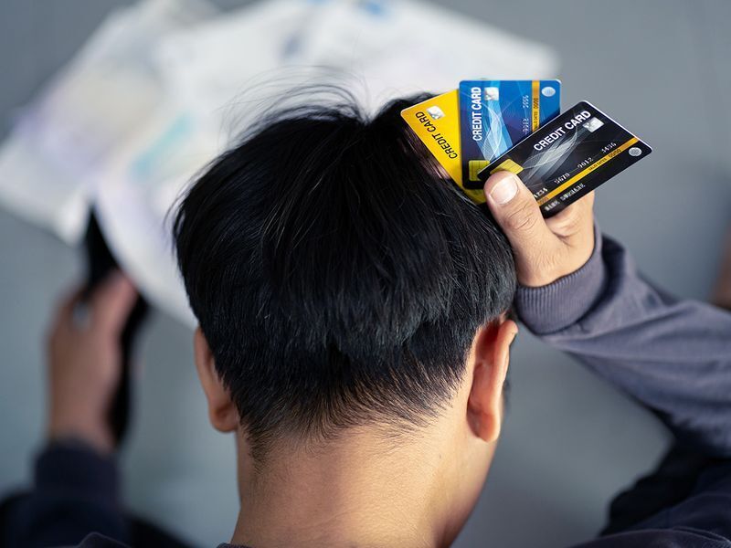 Как кредитная карта может помочь вам выбраться из долгов, а не углубляться в них