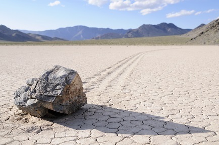 Движущиеся камни в Долине Смерти...