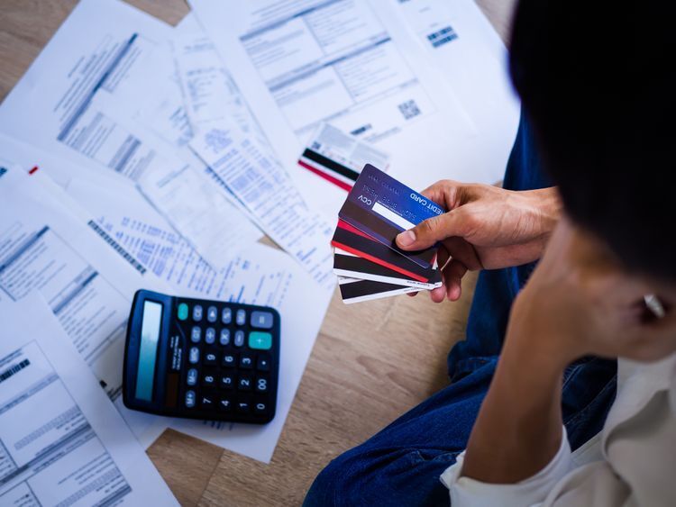 Как кредитная карта может помочь вам выбраться из долгов, а не углубляться в них