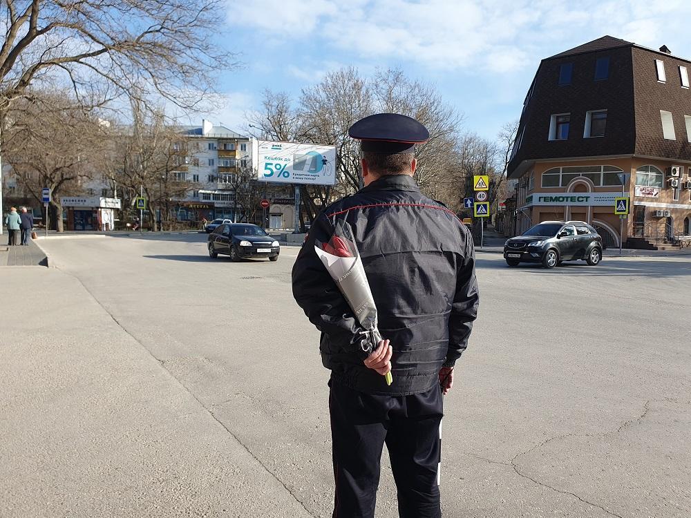 Сотрудники МВД Феодосии организовали неожиданный сюрприз для женщин в честь 8 Марта