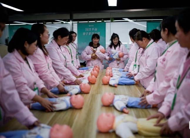Нужна няня? Китайская школа обучает женщин уходу за новорожденными детьми