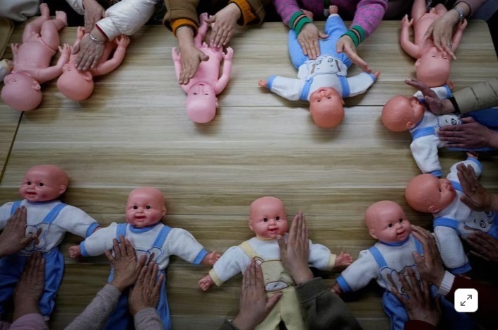 Нужна няня? Китайская школа обучает женщин уходу за новорожденными детьми