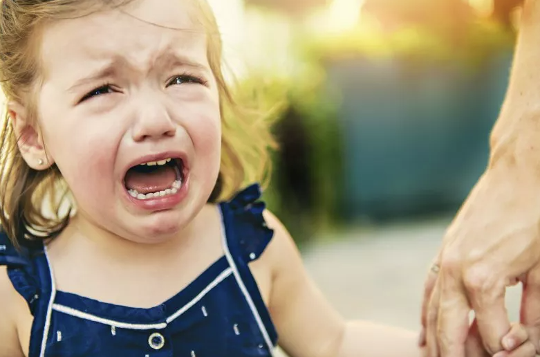 Мама, игнорирующая 4-летнего ребенка, желающего присоединиться к вечеринке по случаю дня рождения дочери, привлечена к ответственности