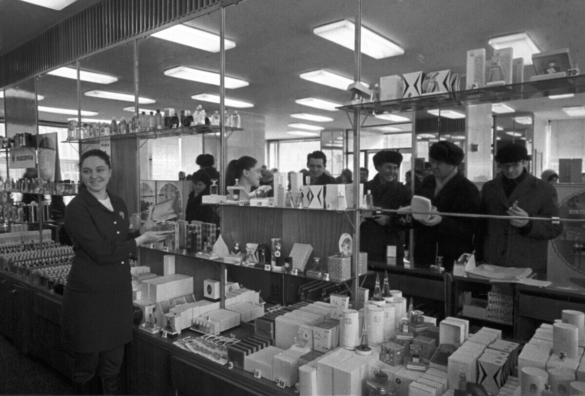 От революции к цветам: как развивалось 8 марта в СССР (ФОТО)