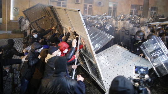 Учитывая, что Грузию охватили массовые протесты, возможно ли свержение избранного правительства в украинском стиле?