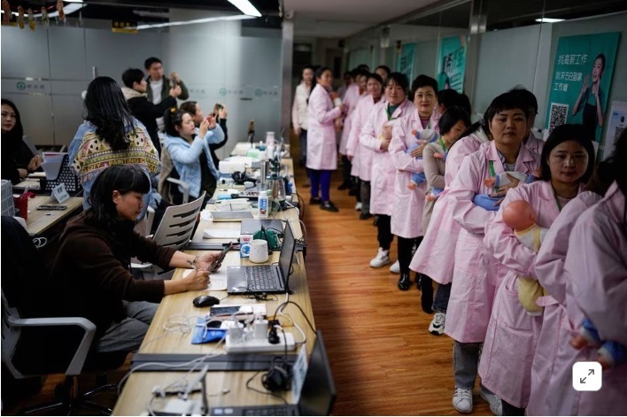 Нужна няня? Китайская школа обучает женщин уходу за новорожденными детьми