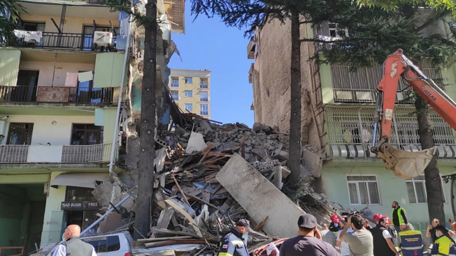 Под завалами остались люди. 8 Октября 2021 рухнул дом в Батуми. Землетрясение в Турции 2023. Взрыв в Батуми. Батуми рухнул дом 2022.
