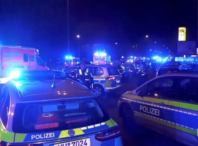 Немецкий стрелок убил 7 человек, включая нерожденного ребенка, в зале Свидетелей Иеговы