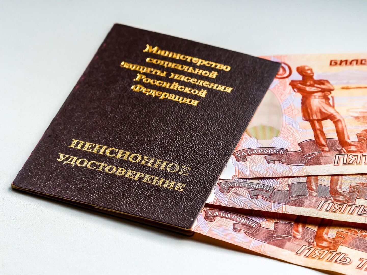 Кому из пенсионеров сделают надбавку к пенсии в 8000 рублей в марте