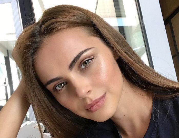 Почему бывшая девушка продолжает напоминать о себе: основные причины и как справиться