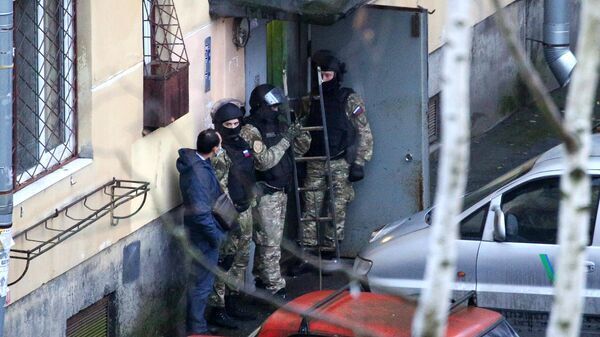 Конечная битва за трехлетнего заложника: мужчина стреляет с балкона и выдвигает условия для спасения сына!