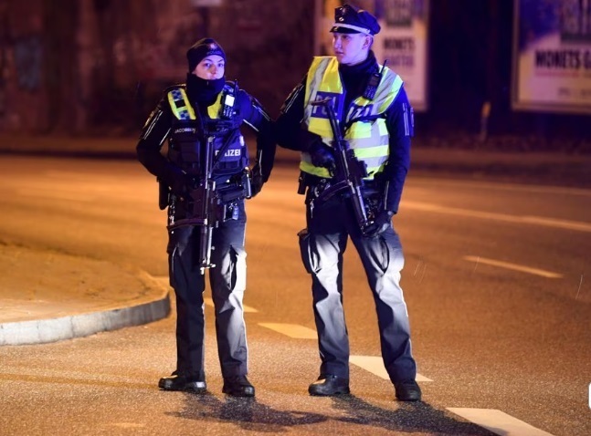 Немецкий стрелок убил 7 человек, включая нерожденного ребенка, в зале Свидетелей Иеговы